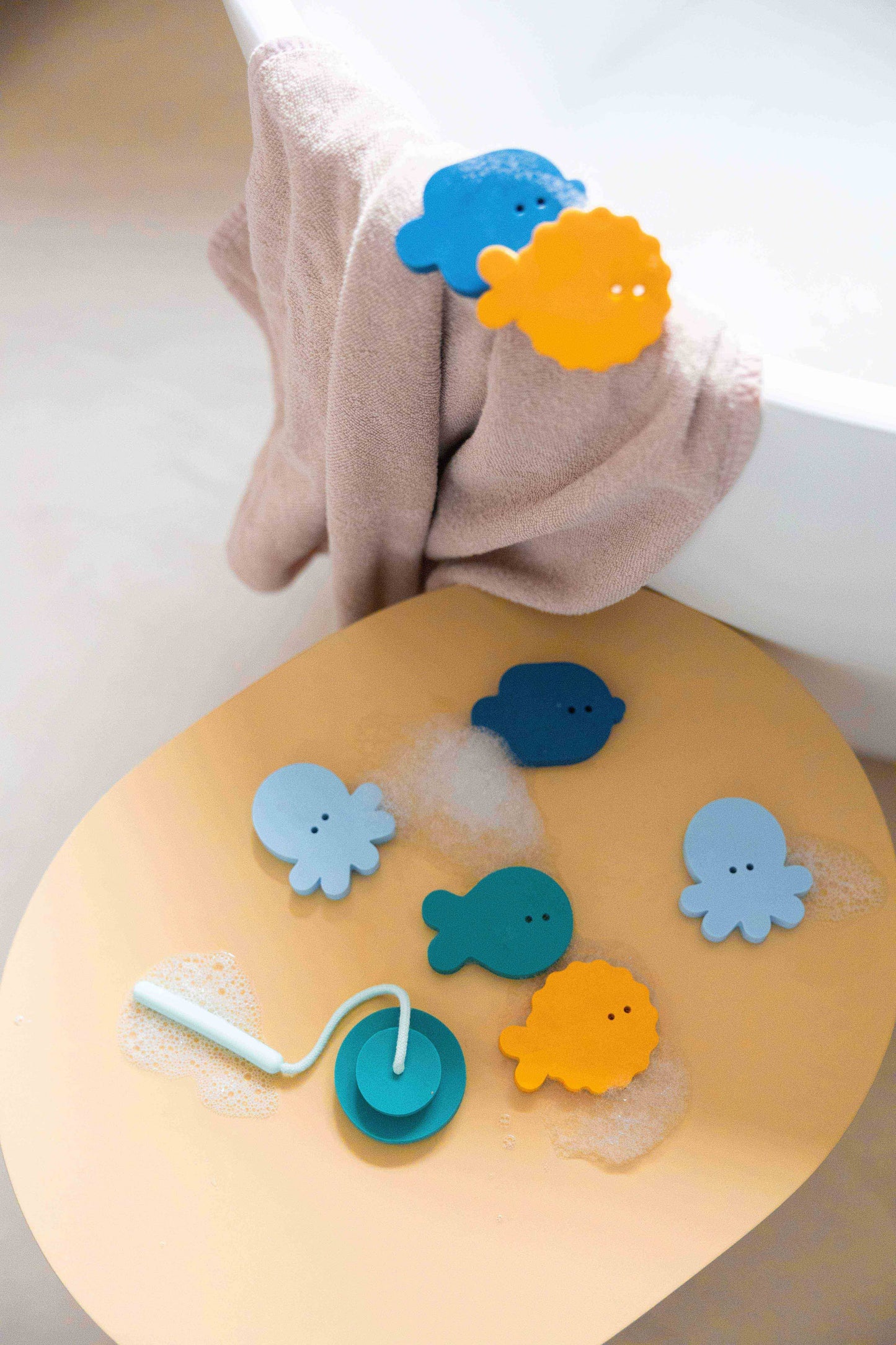 Quut Fishing Bath Stickers: Frog Pond