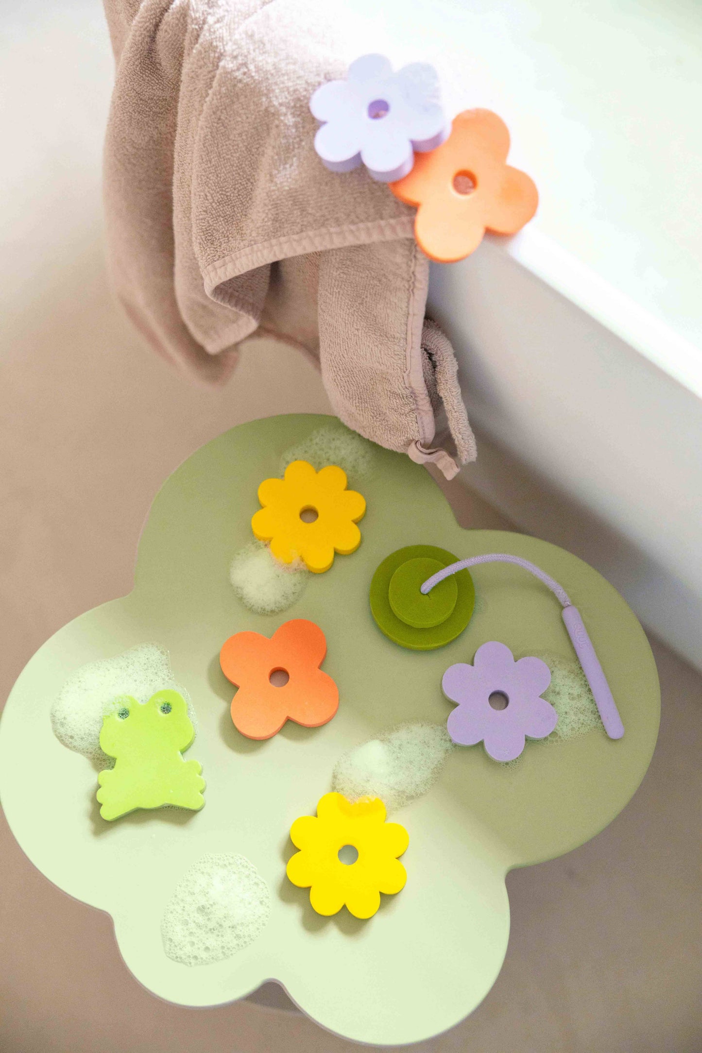 Quut Fishing Bath Stickers: Frog Pond